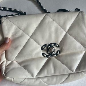 CHANEL Glossy Calfskin Quilted Medium Chanel 19 Flap White Black